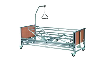 Ein Krankenhausbett mit Metallrahmen, Holzpaneelen an den Enden, Rollen und einem Trapezgriff.