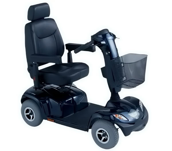 Elektrischer Mobilitätsroller mit vier Rädern, schwarzem Sitz und Lenkerkorb.