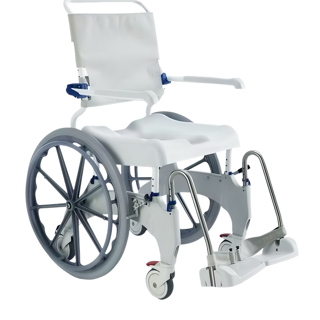 Weißer Rollstuhl mit großen Hinterrädern und kleinen Vorderrädern, Armlehnen und Fußstützen.