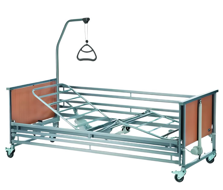 Ein Krankenhausbett mit Metallrahmen, Holzpaneelen an den Enden, Rollen und einem Trapezgriff.