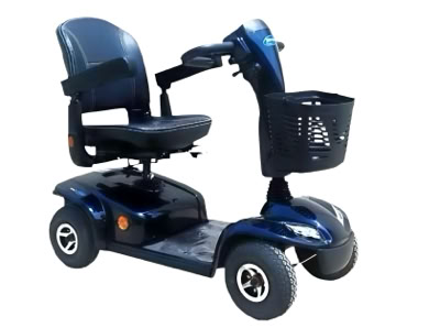 Blaues elektrisches Mobilitätsfahrzeug mit vier Rädern, einem Sitz und einem Korb vorne.